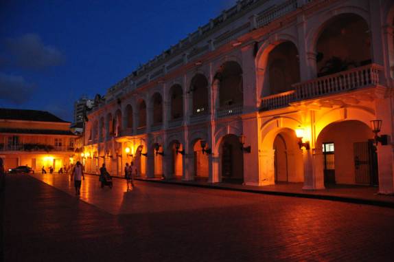 Praça iluminada no início da noite, em Cartagena - Colômbia